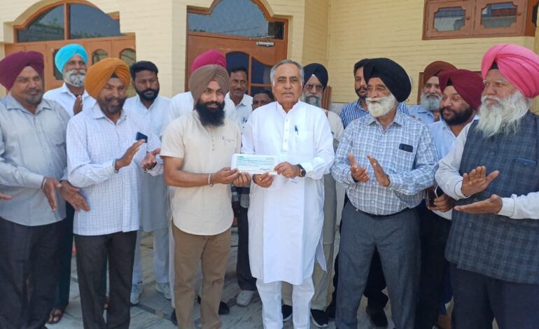ਕੈਬਨਿਟ ਮੰਤਰੀ ਕਟਾਰੂਚੱਕ ਵੱਲੋਂ ਐਲਾਨੇ 5 ਲੱਖ ਰੁਪਏ ਦਾ ਚੈੱਕ ਰਮਨ ਬਹਿਲ ਨੇ ਸ਼ਹੀਦ ਮੇਜਰ ਭਗਤ ਸਿੰਘ ਸਪੋਰਟਸ ਕਲੱਬ ਕਾਲਾ ਨੰਗਲ ਨੂੰ ਸੌਂਪਿਆ