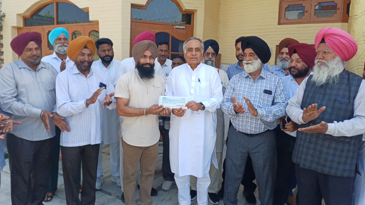 ਕੈਬਨਿਟ ਮੰਤਰੀ ਕਟਾਰੂਚੱਕ ਵੱਲੋਂ ਐਲਾਨੇ 5 ਲੱਖ ਰੁਪਏ ਦਾ ਚੈੱਕ ਰਮਨ ਬਹਿਲ ਨੇ ਸ਼ਹੀਦ ਮੇਜਰ ਭਗਤ ਸਿੰਘ ਸਪੋਰਟਸ ਕਲੱਬ ਕਾਲਾ ਨੰਗਲ ਨੂੰ ਸੌਂਪਿਆ