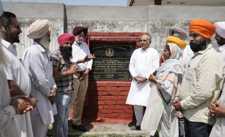 ਰਮਨ ਬਹਿਲ ਵਲੋਂ ਪਿੰਡ ਮਾਨੇਪੁਰ ਵਿੱਚ 40 ਲੱਖ ਰੁਪਏ ਦੀ ਲਾਗਤ ਨਾਲ ਲਿੰਕ ਸੜਕ ਬਣਾਉਣ ਦਾ ਰੱਖਿਆ ਨੀਂਹ ਪੱਥਰ