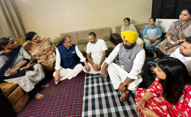 ਵਰਿੰਦਾਵਨ ਕਿਸ਼ਤੀ ਹਾਦਸਾ, ਕੈਬਨਿਟ ਮੰਤਰੀ ਸੰਜੀਵ ਅਰੋੜਾ ਨੇ ਦੁਖੀ ਪਰਿਵਾਰਾਂ ਨਾਲ ਸਾਂਝਾ ਕੀਤਾ ਦੁੱਖ