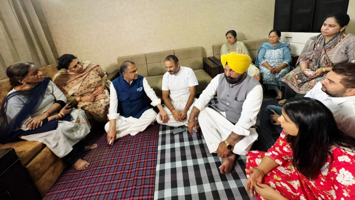 ਵਰਿੰਦਾਵਨ ਕਿਸ਼ਤੀ ਹਾਦਸਾ, ਕੈਬਨਿਟ ਮੰਤਰੀ ਸੰਜੀਵ ਅਰੋੜਾ ਨੇ ਦੁਖੀ ਪਰਿਵਾਰਾਂ ਨਾਲ ਸਾਂਝਾ ਕੀਤਾ ਦੁੱਖ