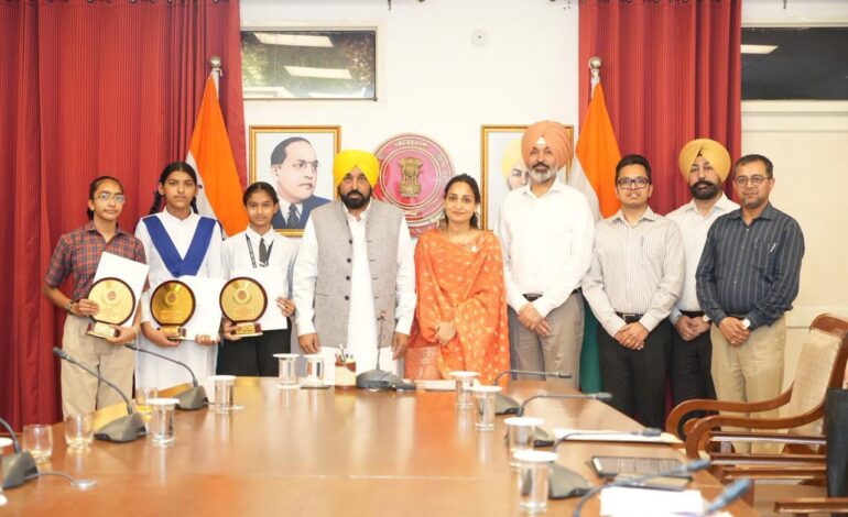 ਪੰਜਾਬ ਦੀਆਂ ਧੀਆਂ ਨੇ ‘ਸਿੱਖਿਆ ਕ੍ਰਾਂਤੀ’ ਵਿੱਚ ਮੋਹਰੀ ਭੂਮਿਕਾ ਨਿਭਾਈ, ਪੰਜਾਬ ਸਕੂਲ ਸਿੱਖਿਆ ਬੋਰਡ ਦੇ ਅੱਠਵੀਂ ਜਮਾਤ ਦੇ ਨਤੀਜਿਆਂ ਵਿੱਚ ਪਹਿਲੇ 20 ਵਿੱਚੋਂ 19 ਸਥਾਨ ਪ੍ਰਾਪਤ ਕੀਤੇ: ਮੁੱਖ ਮੰਤਰੀ ਭਗਵੰਤ ਸਿੰਘ ਮਾਨ