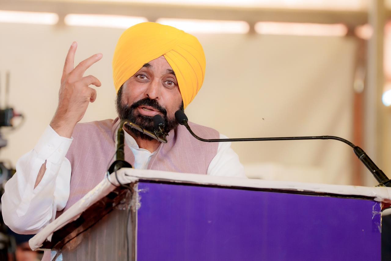 ਕਾਂਗਰਸ ਅਤੇ ਅਕਾਲੀਆਂ ਨੇ ਗਰੀਬਾਂ ਤੋਂ ਸਿੱਖਿਆ ਖੋਹ ਕੇ ਅਤੇ ਸਕਾਲਰਸ਼ਿਪ ਦਾ ਪੈਸੇ ਹੜੱਪ ਕੇ ਬਾਬਾ ਸਾਹਿਬ ਅੰਬੇਡਕਰ ਦੀ ਪਿੱਠ ਵਿੱਚ ਛੁਰਾ ਮਾਰਿਆ: ਮੁੱਖ ਮੰਤਰੀ ਭਗਵੰਤ ਸਿੰਘ ਮਾਨ