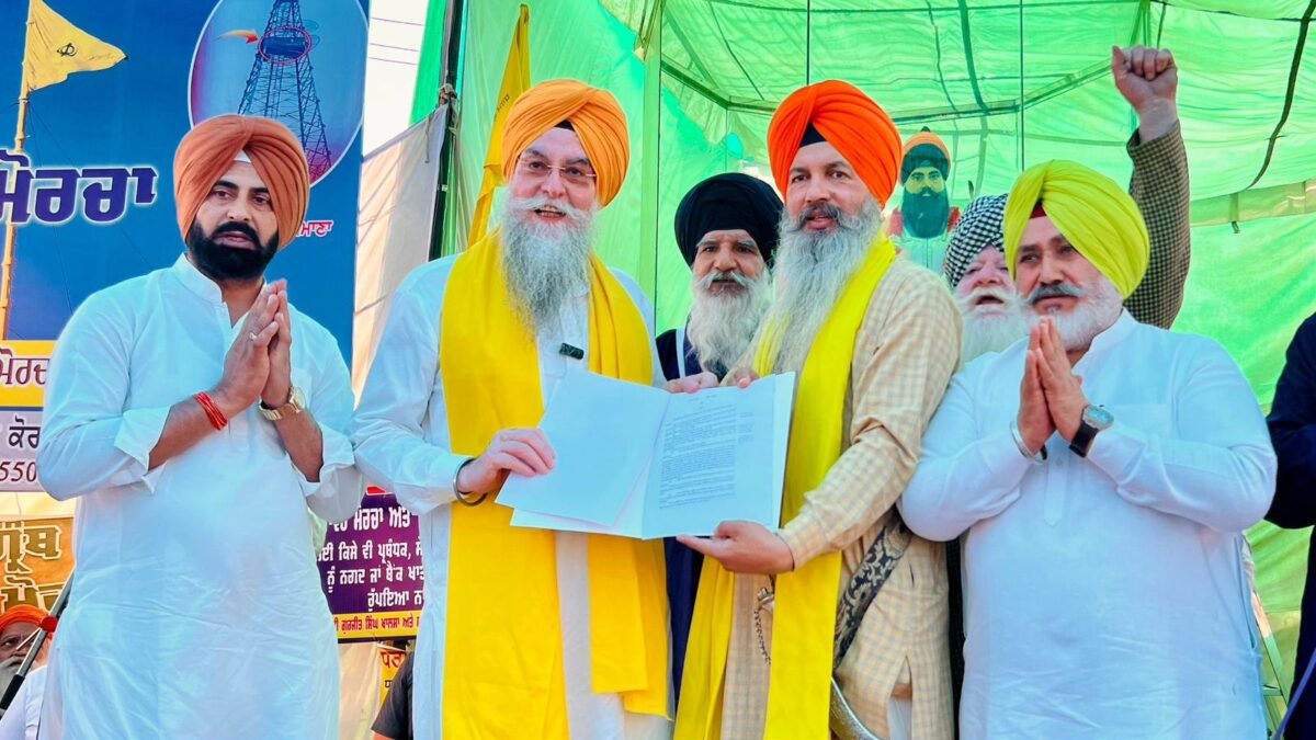 ਵਿਧਾਨ ਸਭਾ ਦੇ ਸਪੀਕਰ ਸੰਧਵਾ ਨੇ ਸਮਾਣਾ ਮੋਰਚੇ ਦੀ ਸੰਗਤ ਨੂੰ ਸੌਂਪੀ ਜਾਗਤ ਜੋਤ ਸ੍ਰੀ ਗੁਰੂ ਗ੍ਰੰਥ ਸਾਹਿਬ ਸਤਿਕਾਰ (ਸੋਧ) ਬਿੱਲ ਦੀ ਕਾਪੀ