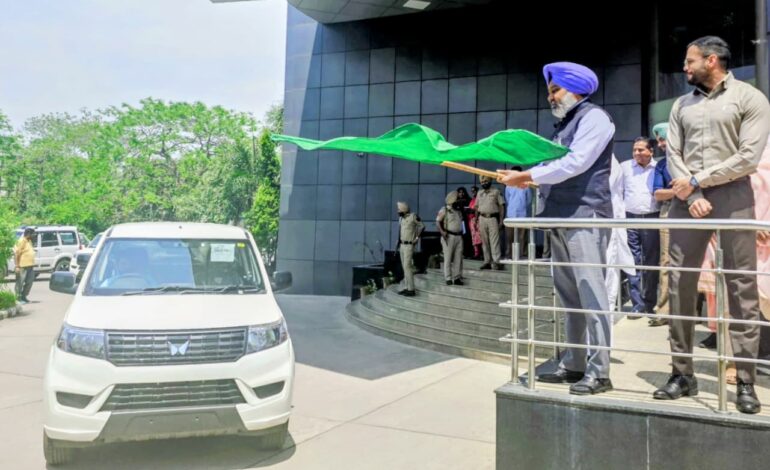 ਵਿੱਤ ਮੰਤਰੀ ਹਰਪਾਲ ਸਿੰਘ ਚੀਮਾ ਨੇ ਰਿਕਾਰਡ ਮਾਲੀਆ ਵਾਧੇ ਦਰਮਿਆਨ ਆਬਕਾਰੀ ਅਤੇ ਕਰ ਵਿਭਾਗ ਦੀ ਇਨਫੋਰਸਮੈਂਟ ਨੂੰ ਹੁਲਾਰਾ ਦੇਣ ਲਈ 25 ਨਵੇਂ ਵਾਹਨਾਂ ਨੂੰ ਹਰੀ ਝੰਡੀ ਦੇ ਕੇ ਕੀਤਾ ਰਵਾਨਾ