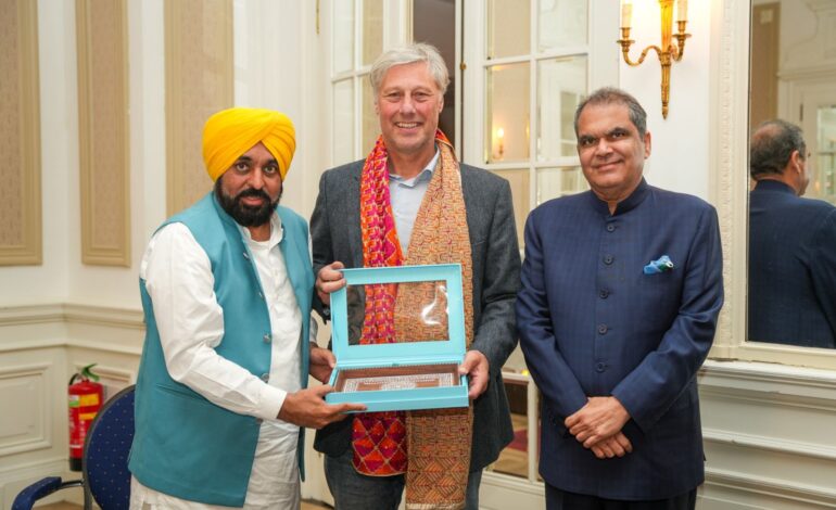 ਮੁੱਖ ਮੰਤਰੀ ਨੇ ਹਾਲੈਂਡ ਦੇ ਮਹਾਨ ਹਾਕੀ ਖਿਡਾਰੀ ਫਲੋਰਿਸ ਜਾਨ ਬੋਵਲੈਂਡਰ ਨਾਲ ਕੀਤੀ ਮੁਲਾਕਾਤ, ਪੰਜਾਬ ਦੇ ਅਥਲੀਟਾਂ ਨੂੰ ਸਿਖਲਾਈ ਦੇਣ ਦਾ ਦਿੱਤਾ ਸੱਦਾ