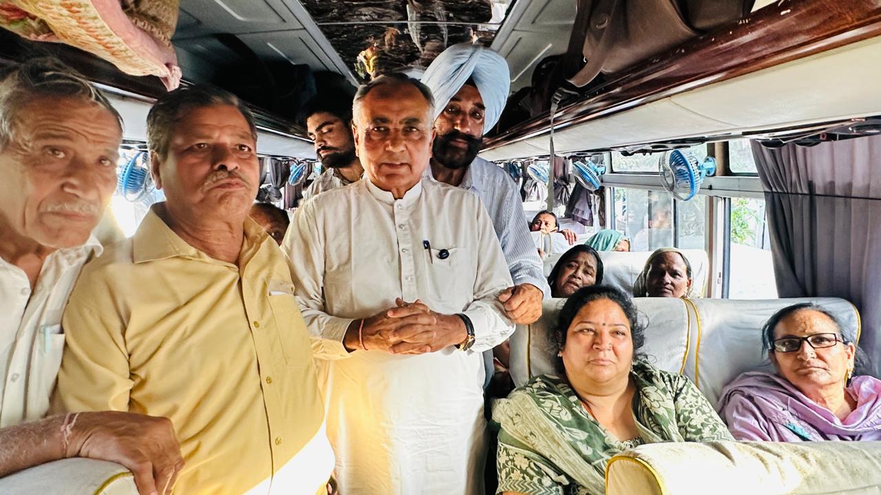 ਰਮਨ ਬਹਿਲ ਵਲੋਂ ‘ਮੁੱਖ ਮੰਤਰੀ ਤੀਰਥ ਯਾਤਰਾ’ ਤੇ ਗਏ ਯਾਤਰੀਆਂ ਦਾ ਵਾਪਸ ਗੁਰਦਾਸਪੁਰ ਪਹੁੰਚਣ ‘ਤੇ ਗਰਮਜੋਸ਼ੀ ਨਾਲ ਸਵਾਗਤ