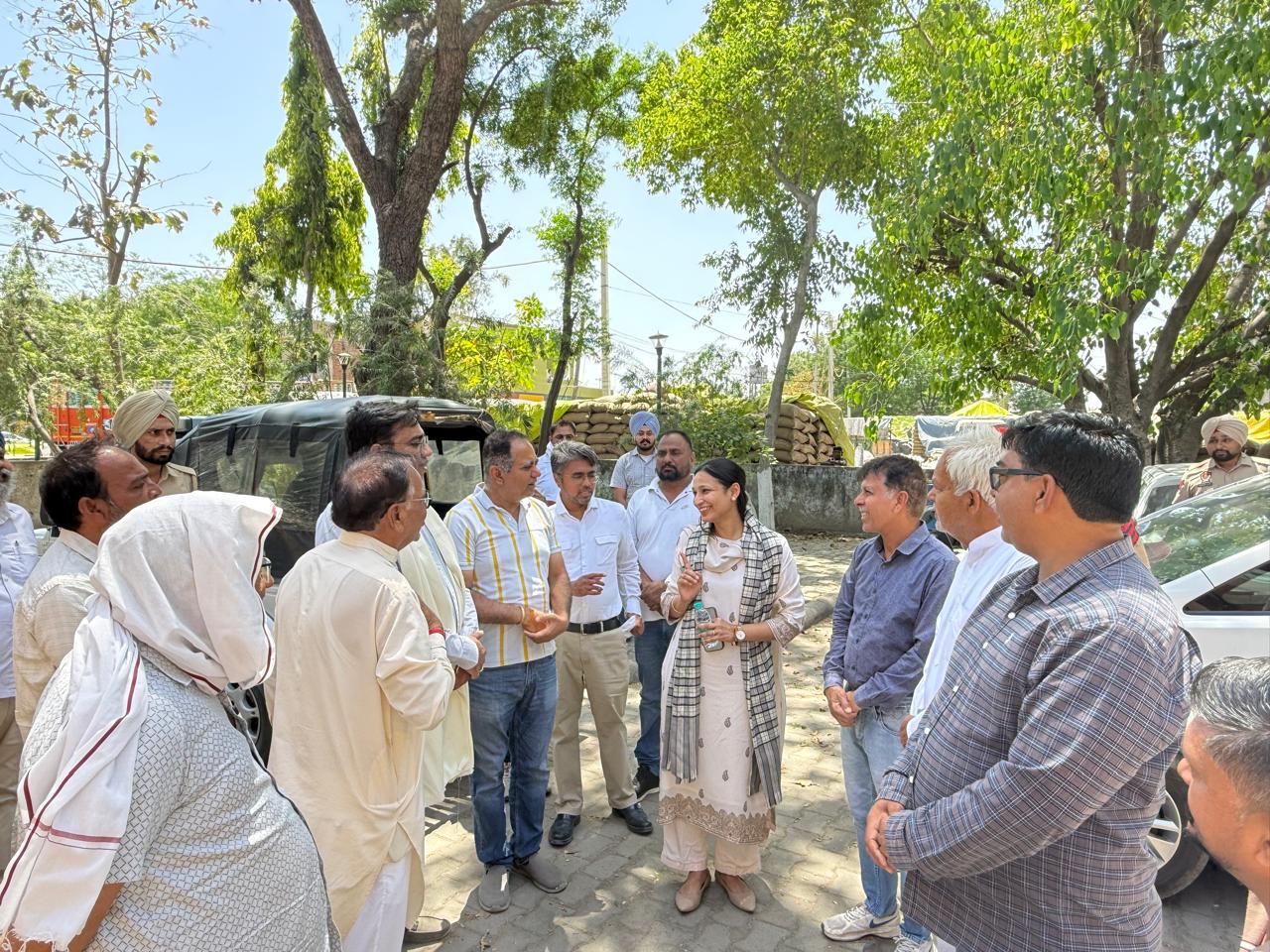 ਡਿਪਟੀ ਕਮਿਸ਼ਨਰ ਕੋਮਲ ਮਿੱਤਲ ਵੱਲੋਂ ਟਿਵਾਣਾ ਅਤੇ ਲਾਲੜੂ ਮੰਡੀਆਂ ਦਾ ਦੌਰਾ, ਕਣਕ ਦੇ ਖਰੀਦ ਕਾਰਜਾਂ ਦਾ ਲਿਆ ਜਾਇਜ਼ਾ