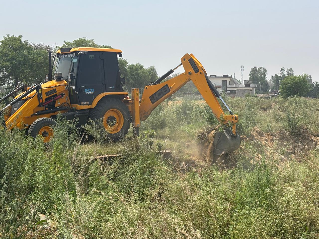 ਜਿਲ੍ਹਾ ਪ੍ਰਸ਼ਾਸਨ ਵੱਲੋ ਸਖ਼ਤ ਐਕਸ਼ਨ: ਗੁਰਦਾਸਪੁਰ ਦੇ ਪਿੰਡ ਰਾਜੂਵਾਲ ਵਿਖੇ ਬਣੀ ਅਣ-ਅਧਿਕਾਰਤ ਕਲੋਨੀਆਂ ਉੱਪਰ ਚੱਲਿਆ ਪੀਲਾ ਪੰਜਾ