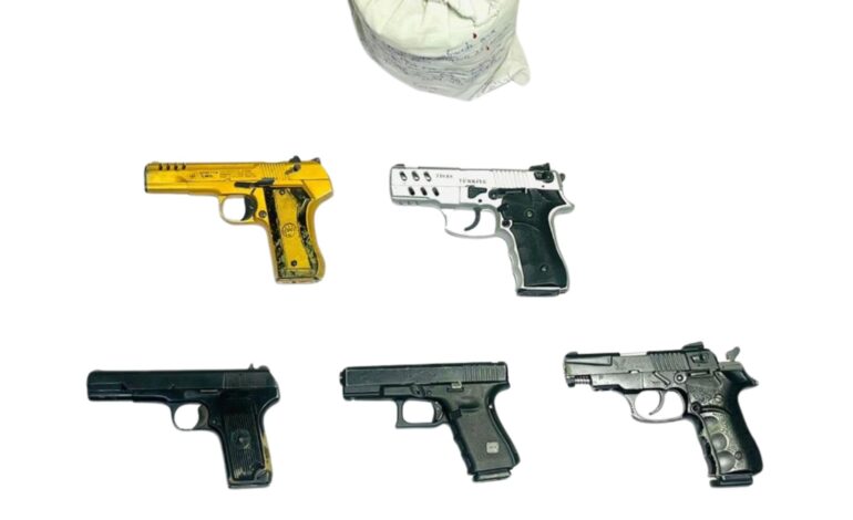 ਸਰਹੱਦ ਪਾਰੋਂ ਚੱਲ ਰਹੇ ਨਸ਼ਿਆਂ ਅਤੇ ਹਥਿਆਰਾਂ ਦੀ ਤਸਕਰੀ ਵਾਲੇ ਮਾਡਿਊਲ ਦਾ ਪਰਦਾਫਾਸ਼; 900 ਗ੍ਰਾਮ ਆਈਸੀਈ ਅਤੇ 5 ਪਿਸਤੌਲਾਂ ਸਮੇਤ ਤਿੰਨ ਮੁਲਜ਼ਮ ਅੰਮ੍ਰਿਤਸਰ ਤੋਂ ਗ੍ਰਿਫ਼ਤਾਰ