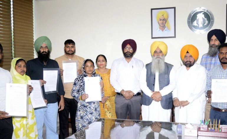 ਗੁਰਮੀਤ ਸਿੰਘ ਖੁੱਡੀਆਂ ਨੇ ਪੰਜਾਬ ਮੰਡੀ ਬੋਰਡ ਵਿੱਚ ਅੱਠ ਉਮੀਦਵਾਰਾਂ ਨੂੰ ਤਰਸ ਦੇ ਆਧਾਰ ‘ਤੇ ਨਿਯੁਕਤੀ ਪੱਤਰ ਸੌਂਪੇ