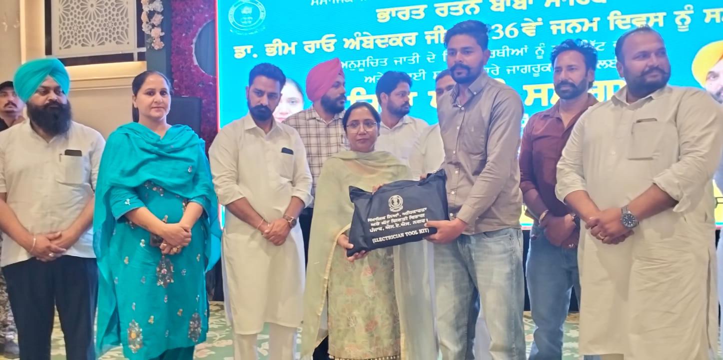 ਪੰਜਾਬ ਸਰਕਾਰ ਵੱਲੋਂ ਅਨੁਸੂਚਿਤ ਜਾਤੀਆਂ ਦੇ ਨੌਜਵਾਨਾਂ ਨੂੰ ਸਵੈ-ਰੁਜ਼ਗਾਰ ਵੱਲ ਪ੍ਰੇਰਿਤ ਕਰਨ ਲਈ 351 ਆਈ.ਟੀ.ਆਈ. ਸਿੱਖਿਆਰਥੀਆਂ ਨੂੰ ਟੂਲ ਕਿੱਟਾਂ ਵੰਡੀਆਂ : ਡਾ. ਬਲਜੀਤ ਕੌਰ