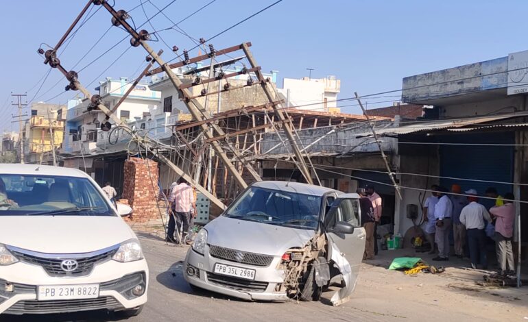 ਟਰਾਂਸਫਾਰਮਰ ਵਾਲੇ ਖੰਬੇ ਵਿੱਚ ਵੱਜੀ ਕਾਰ- ਅੱਧੇ ਸ਼ਹਿਰ ਦੀ ਬਿਜਲੀ ਗੁੱਲ- ਪਾਵਰਕੌਮ ਦਾ ਲੱਖਾਂ ਦਾ ਨੁਕਸਾਨ, ਸੀਸੀਟੀਵੀ ਵੀ ਆਈ ਸਾਹਮਣੇ