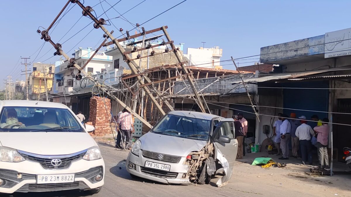 ਟਰਾਂਸਫਾਰਮਰ ਵਾਲੇ ਖੰਬੇ ਵਿੱਚ ਵੱਜੀ ਕਾਰ- ਅੱਧੇ ਸ਼ਹਿਰ ਦੀ ਬਿਜਲੀ ਗੁੱਲ- ਪਾਵਰਕੌਮ ਦਾ ਲੱਖਾਂ ਦਾ ਨੁਕਸਾਨ, ਸੀਸੀਟੀਵੀ ਵੀ ਆਈ ਸਾਹਮਣੇ