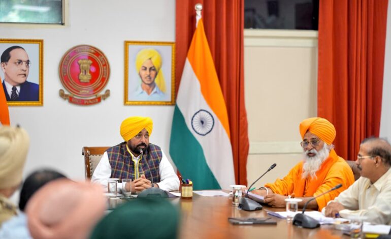 ਮੁੱਖ ਮੰਤਰੀ ਭਗਵੰਤ ਸਿੰਘ ਮਾਨ ਵੱਲੋਂ ਡਿਪਟੀ ਕਮਿਸ਼ਨਰਾਂ ਨੂੰ ਸਮਾਂ ਹੱਦ ਤੋਂ ਪਹਿਲਾਂ ਹੜ੍ਹ ਸੁਰੱਖਿਆ ਕਾਰਜ ਨੇਪਰੇ ਚਾੜ੍ਹਨ ਦੇ ਆਦੇਸ਼; ਕਿਹਾ ਕਿ ਸਰਕਾਰ ਲੋਕਾਂ ਨਾਲ ਮਜ਼ਬੂਤੀ ਨਾਲ ਖੜ੍ਹੀ ਹੈ