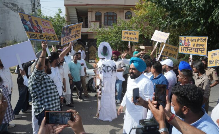 ਪੰਜਾਬ ਭਰ ਵਿੱਚ ਜਨਤਾ ਦਾ ਗੁੱਸਾ ਫੁੱਟਿਆ, ਦਲਬਦਲੂ ਸੰਸਦ ਮੈਂਬਰਾਂ ਨੂੰ ਕੰਧਾਂ ਅਤੇ ਗਲੀਆਂ ਵਿੱਚ ‘ਪੰਜਾਬ ਦੇ ਗੱਦਾਰ’ ਨਾਅਰਿਆਂ ਦਾ ਕਰਨਾ ਪਿਆ ਸਾਹਮਣਾ