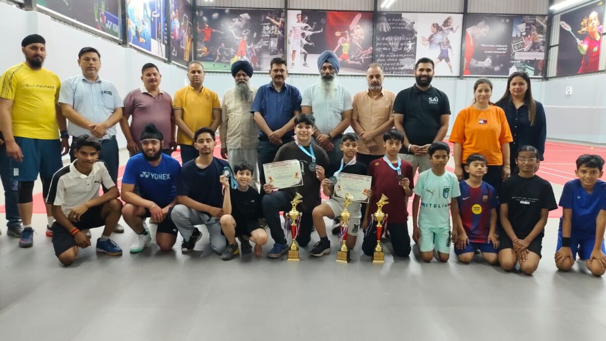 ਰਾਜ ਪੱਧਰੀ ਬੈਡਮਿੰਟਨ ਮੁਕਾਬਲਿਆਂ ਦੇ ਜੇਤੂ ਖਿਡਾਰੀਆਂ ਨੂੰ ਜ਼ਿਲ੍ਹਾ ਐਸੋਸੀਏਸ਼ਨ ਵੱਲੋਂ ਸਨਮਾਨਿਤ ਕੀਤਾ