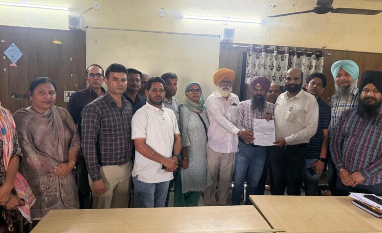 ਅਧਿਆਪਕ ਜਥੇਬੰਦੀਆਂ ਗੰਜਾ ਸਕੂਲ ਦੇ ਅਧਿਆਪਕ ਦੇ ਹੱਕ ਵਿੱਚ ਆਈਆਂ, ਪਰਚੇ ਨੂੰ ਝੂਠਾ ਦੱਸ ਰੱਦ ਕਰਨ ਦੀ ਕੀਤੀ ਮੰਗ