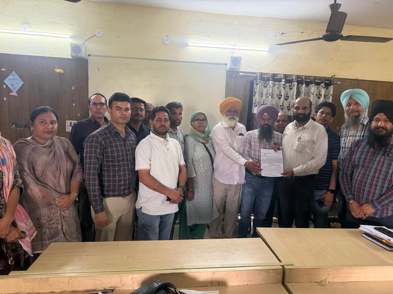 ਅਧਿਆਪਕ ਜਥੇਬੰਦੀਆਂ ਗੰਜਾ ਸਕੂਲ ਦੇ ਅਧਿਆਪਕ ਦੇ ਹੱਕ ਵਿੱਚ ਆਈਆਂ, ਪਰਚੇ ਨੂੰ ਝੂਠਾ ਦੱਸ ਰੱਦ ਕਰਨ ਦੀ ਕੀਤੀ ਮੰਗ