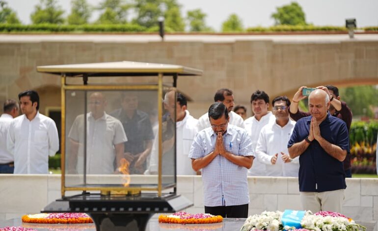 ਕੇਜਰੀਵਾਲ ਅਤੇ ਮਨੀਸ਼ ਸਿਸੋਦੀਆ ਨੇ ਗਾਂਧੀ ਸਮਾਧੀ ‘ਤੇ ਜਾ ਕੇ ਟੇਕਿਆ ਮੱਥਾ, ਸੱਤਿਆਗ੍ਰਹਿ ਦੇ ਮਾਰਗ ‘ਤੇ ਡਟੇ ਰਹਿਣ ਦੀ ਮੰਗੀ ਸ਼ਕਤੀ