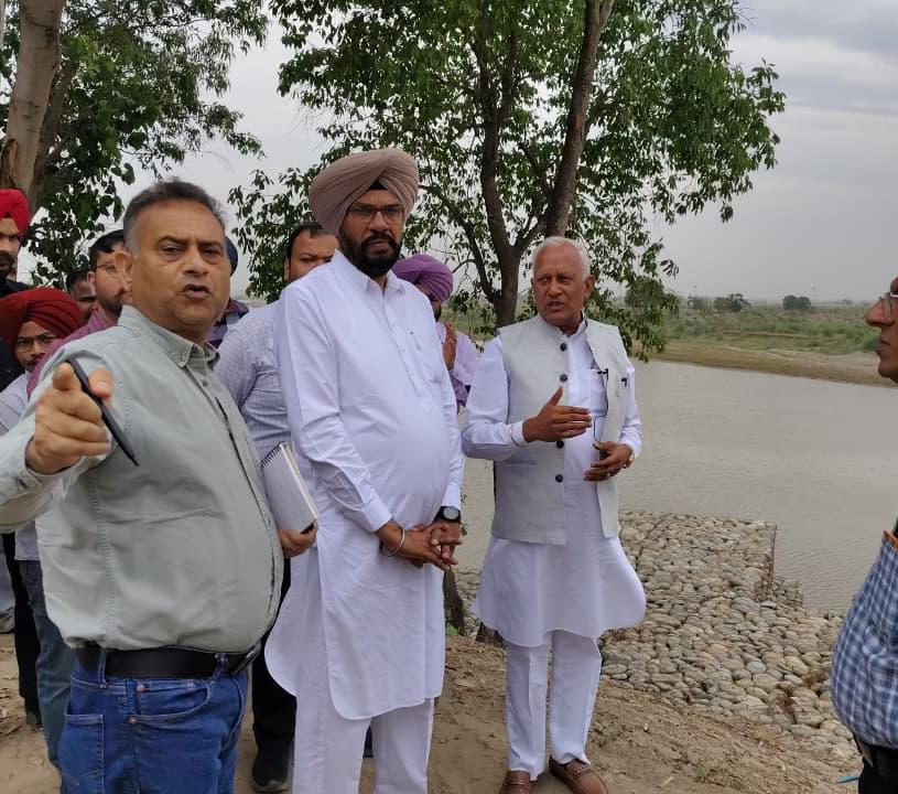 ਬਰਿੰਦਰ ਕੁਮਾਰ ਗੋਇਲ ਵੱਲੋਂ ਬੀ.ਓ.ਪੀ. ਸ਼ਾਹਪੁਰ ਵਿਖੇ ਰਾਵੀ ਦਰਿਆ ਦੇ ਧੁੱਸੀ ਬੰਨ੍ਹ ‘ਤੇ ਚਲ ਰਹੇ ਹੜ੍ਹ ਸੁਰੱਖਿਆ ਪ੍ਰਬੰਧਾਂ ਦਾ ਜਾਇਜ਼ਾ