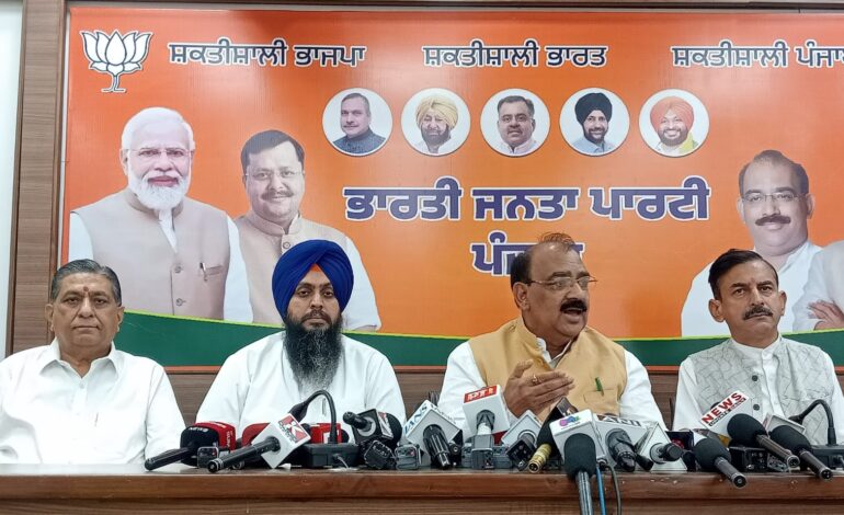 ਜੇ ਦਲ ਬਦਲਣਾ ਗੱਦਾਰੀ ਹੈ ਤਾਂ ਭਗਵੰਤ ਮਾਨ ਅਤੇ ਉਹਨਾਂ ਦੇ ਕਈ ਕੈਬਿਨੇਟ ਮੰਤਰੀ ਵੀ ਗੱਦਾਰ – ਸ਼ਰਮਾ ਦਾ ਤੀਖਾ ਹਮਲਾ