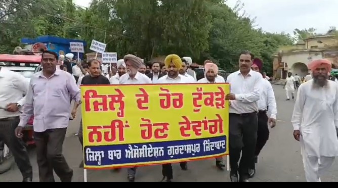 ਜ਼ਿਲ੍ਹਾ ਤੋੜ ਕੇ ਬਟਾਲਾ ਨੂੰ ਵੱਖਰਾ ਜ਼ਿਲ੍ਹਾ ਬਣਾਉਣ ਦੀ ਮੰਗ ਵਿਰੁੱਧ ਵਕੀਲਾਂ ਦਾ ਰੋਸ ਮਾਰਚ