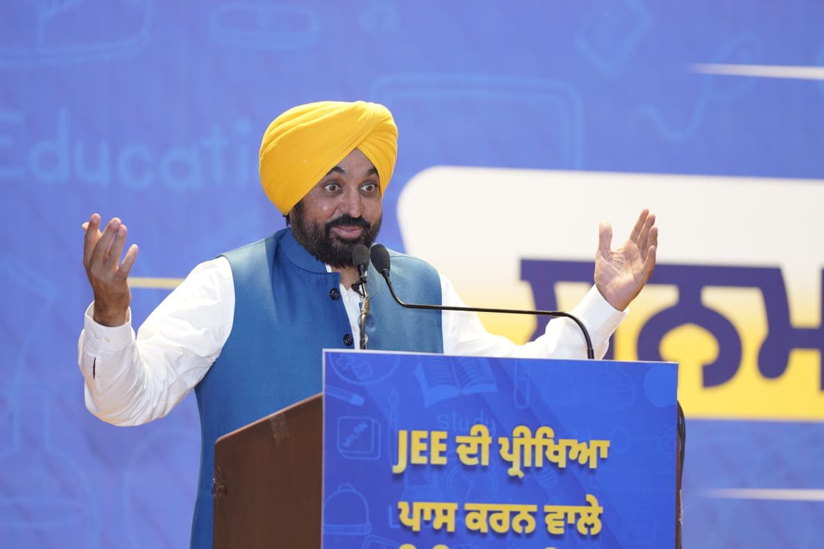ਮੁੱਖ ਮੰਤਰੀ ਭਗਵੰਤ ਸਿੰਘ ਮਾਨ ਵੱਲੋਂ ਮੋਹਾਲੀ ਵਿਖੇ ਜੇਈਈ ਮੇਨਜ਼ ਪਾਸ ਕਰਨ ਵਾਲੇ 369 ਵਿਦਿਆਰਥੀਆਂ ਦਾ ਸਨਮਾਨ, ਪੰਜਾਬ ਅਕਾਦਮਿਕ ਉੱਤਮਤਾ ਵੱਲ ਕਦਮ ਵਧਾ ਰਿਹੈ