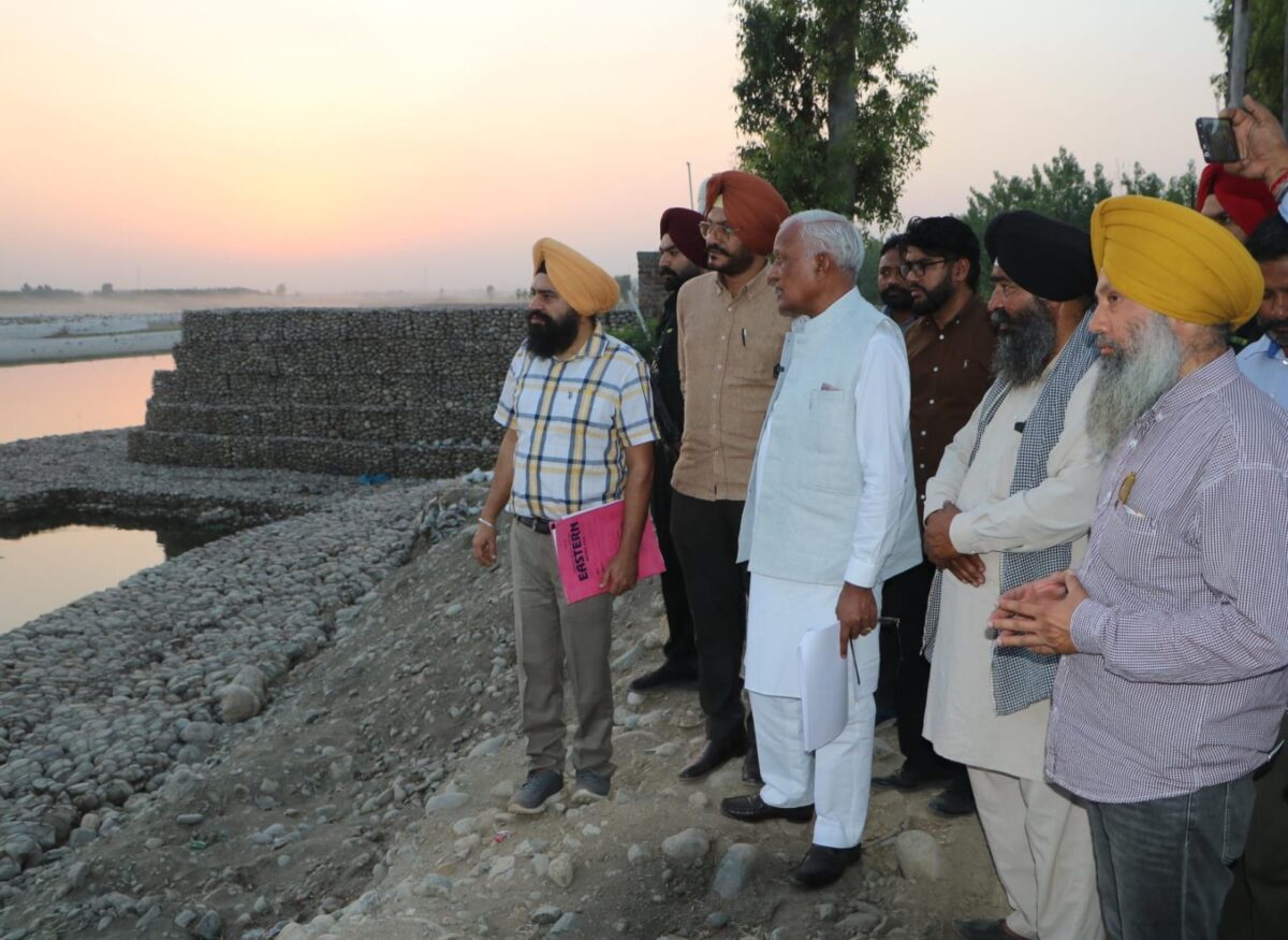 ਬਰਿੰਦਰ ਕੁਮਾਰ ਗੋਇਲ ਵੱਲੋਂ ਗਿੱਦੜਪਿੰਡੀ, ਮੰਡਾਲਾ ਛੰਨਾ ਵਿਖੇ ਸਤਲੁਜ ਦਰਿਆ ਦੇ ਕੰਢੇ ਚਲ ਰਹੇ ਹੜ੍ਹ ਸੁਰੱਖਿਆ ਕਾਰਜਾਂ ਦਾ ਜਾਇਜ਼ਾ