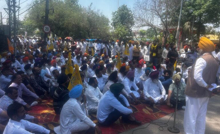 ਬਿਜਲੀ ਕੱਟਾਂ ਵਿਰੁੱਧ ਸ਼੍ਰੋਮਣੀ ਅਕਾਲੀ ਦਲ ਦਾ ਧਰਨਾ, ਸ਼ਹਿਰੀ ਪ੍ਰਧਾਨ ਗੁਰਬਚਨ ਸਿੰਘ ਬੱਬੇਹਾਲੀ ਦੀ ਅਗਵਾਈ ਵਿੱਚ ਸਰਕਲ ਦਫ਼ਤਰ ਅੱਗੇ ਰੋਸ ਪ੍ਰਦਰਸ਼ਨ