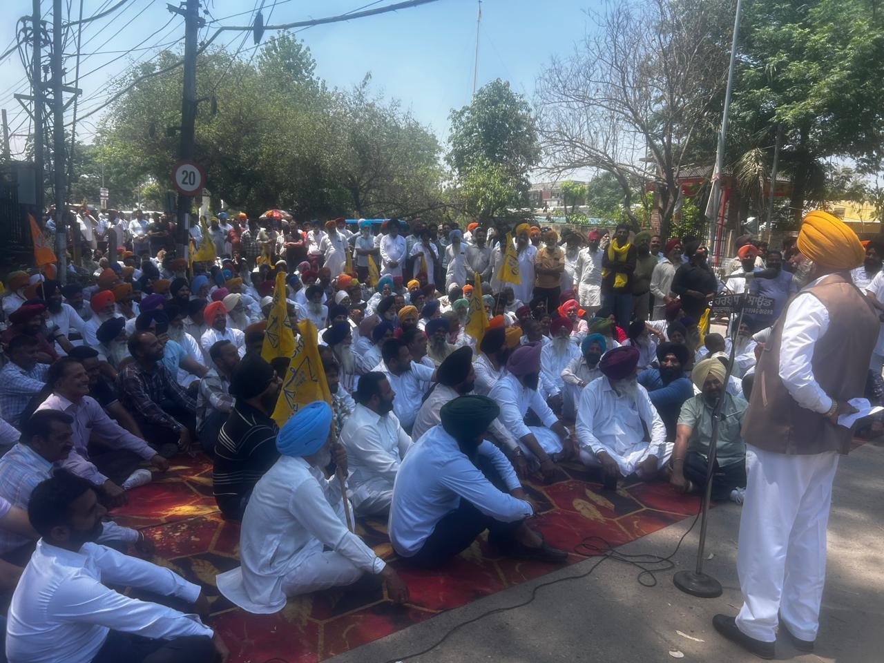 ਬਿਜਲੀ ਕੱਟਾਂ ਵਿਰੁੱਧ ਸ਼੍ਰੋਮਣੀ ਅਕਾਲੀ ਦਲ ਦਾ ਧਰਨਾ, ਸ਼ਹਿਰੀ ਪ੍ਰਧਾਨ ਗੁਰਬਚਨ ਸਿੰਘ ਬੱਬੇਹਾਲੀ ਦੀ ਅਗਵਾਈ ਵਿੱਚ ਸਰਕਲ ਦਫ਼ਤਰ ਅੱਗੇ ਰੋਸ ਪ੍ਰਦਰਸ਼ਨ