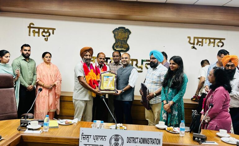 ਡਿਪਟੀ ਕਮਿਸ਼ਨਰ ਦਫ਼ਤਰ ਗੁਰਦਾਸਪੁਰ ਦੇ ਦੋ ਕਰਮਚਾਰੀ ਸੇਵਾ ਮੁਕਤ, ਨਿੱਘੀ ਵਿਦਾਇਗੀ ਪਾਰਟੀ ਨਾਲ ਸਨਮਾਨਿਤ