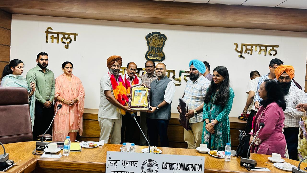 ਡਿਪਟੀ ਕਮਿਸ਼ਨਰ ਦਫ਼ਤਰ ਗੁਰਦਾਸਪੁਰ ਦੇ ਦੋ ਕਰਮਚਾਰੀ ਸੇਵਾ ਮੁਕਤ, ਨਿੱਘੀ ਵਿਦਾਇਗੀ ਪਾਰਟੀ ਨਾਲ ਸਨਮਾਨਿਤ