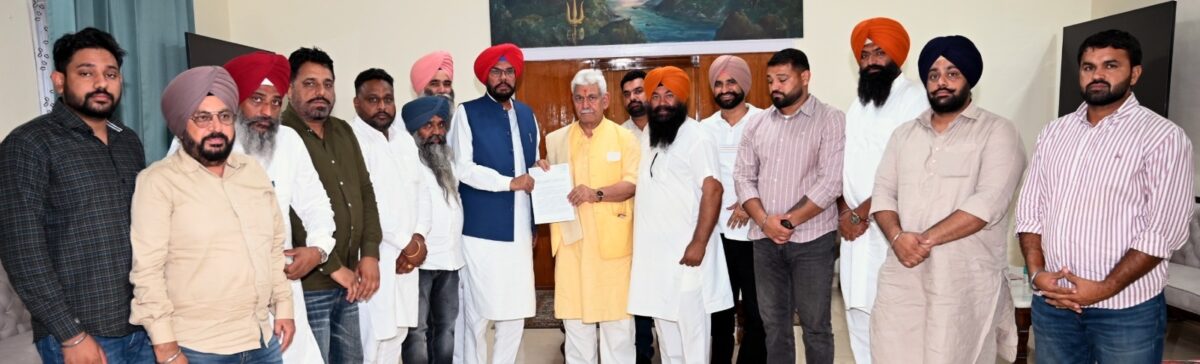 ਪੰਜਾਬ ਦੇ ਸਰਹੱਦੀ ਇਲਾਕਿਆਂ ਨੂੰ ਹੜ੍ਹਾਂ ਤੋਂ ਬਚਾਉਣ ਲਈ ‘ਆਪ’ ਵਿਧਾਇਕ ਧਾਲੀਵਾਲ ਨੇ ਜੰਮੂ-ਕਸ਼ਮੀਰ ਦੇ ਉਪ ਰਾਜਪਾਲ ਮਨੋਜ ਸਿਨਹਾ ਨਾਲ ਕੀਤੀ ਮੁਲਾਕਾਤ, ਉੱਜ ਨਦੀ ‘ਤੇ ਬੰਨ੍ਹ ਬਣਾਉਣ ਦੀ ਚੁੱਕੀ ਮੰਗ*