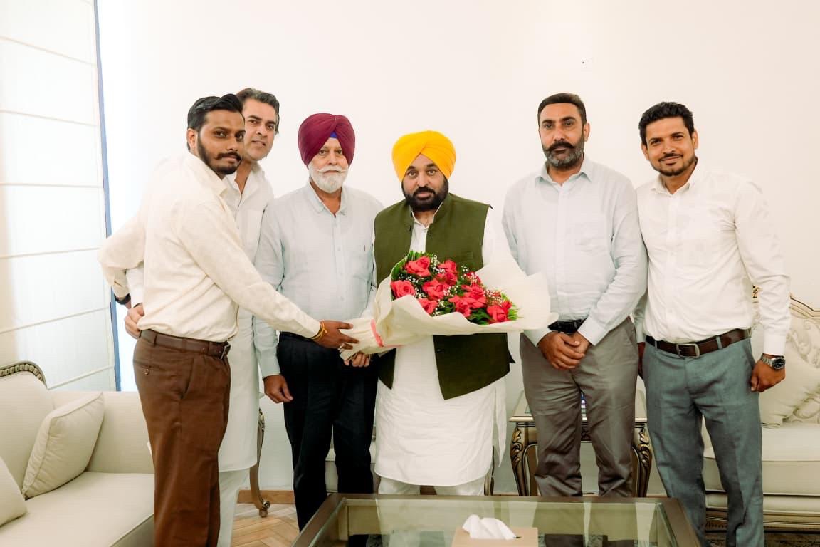 ਭਗਵੰਤ ਮਾਨ ਸਰਕਾਰ ਦੀਆਂ ਲੋਕ-ਪੱਖੀ ਨੀਤੀਆਂ ਤੋਂ ਪ੍ਰਭਾਵਿਤ ਹੋ ਕੇ ਸਾਬਕਾ ਭਾਰਤੀ ਕ੍ਰਿਕਟਰ ਮਨਪ੍ਰੀਤ ਸਿੰਘ ‘ਗੋਨੀ’ ਅਤੇ ਅੰਤਰਰਾਸ਼ਟਰੀ ਗੋਲਡ ਮੈਡਲਿਸਟ ਕੁਨਾਰ ਆਮ ਆਦਮੀ ਪਾਰਟੀ ‘ਚ ਸ਼ਾਮਲ