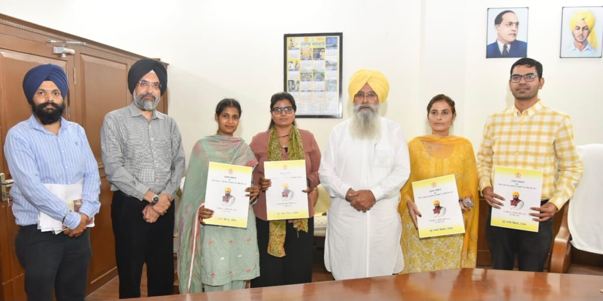 ਗੁਰਮੀਤ ਸਿੰਘ ਖੁੱਡੀਆਂ ਨੇ ਪਸ਼ੂ ਪਾਲਣ ਵਿਭਾਗ ਵਿੱਚ ਚਾਰ ਨਵ-ਨਿਯੁਕਤ ਉਮੀਦਵਾਰਾਂ ਨੂੰ ਸੌਂਪੇ ਨਿਯੁਕਤੀ ਪੱਤਰ