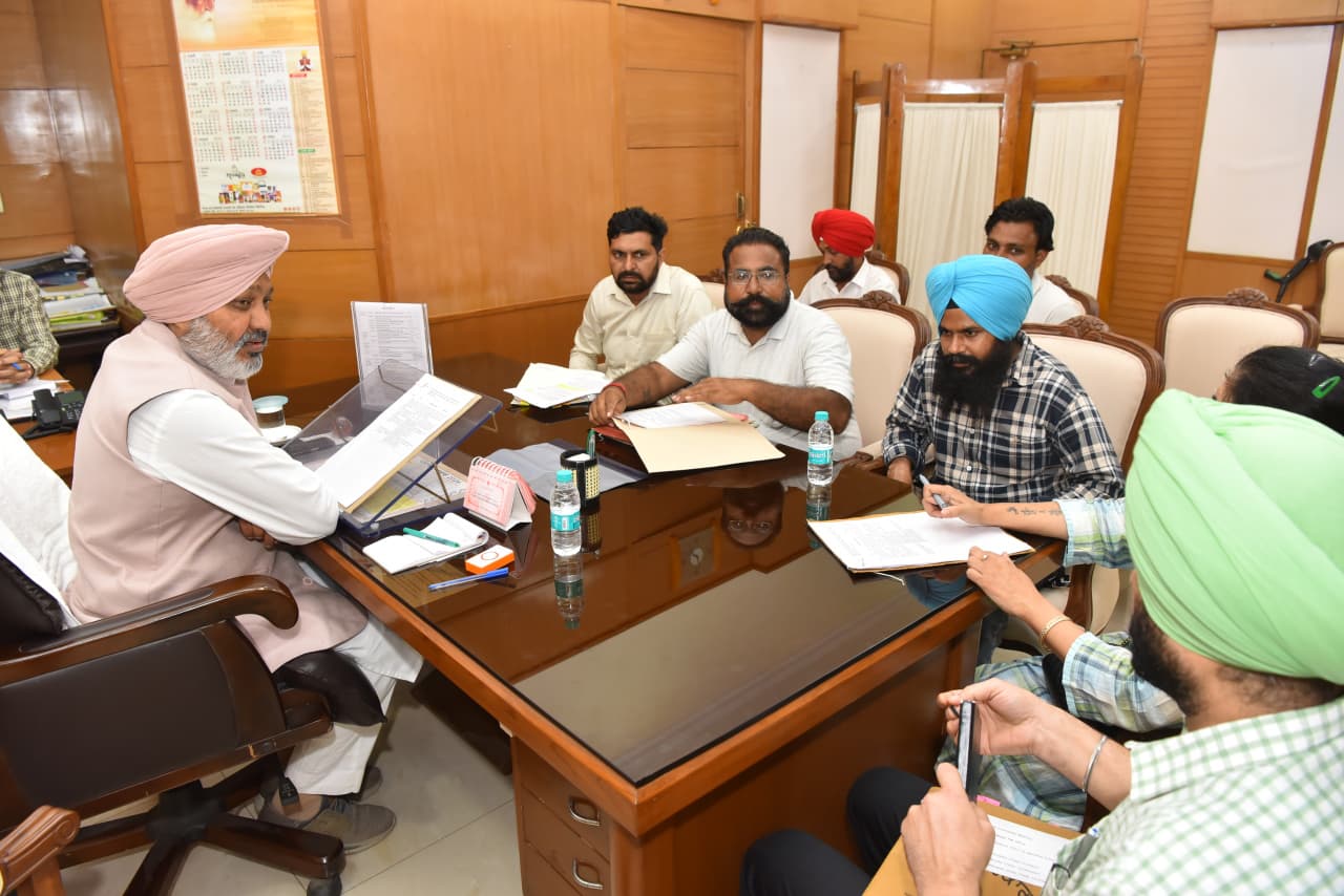 ​ਵਿੱਤਮੰਤਰੀ ਹਰਪਾਲ ਸਿੰਘ ਚੀਮਾ ਵੱਲੋਂ ਮੁਲਾਜ਼ਮ ਯੂਨੀਅਨਾਂ ਨਾਲ 3 ਘੰਟੇ ਮੀਟਿੰਗਾਂ; ਵਿਭਾਗਾਂ ਨੂੰ ਮੰਗਾਂ ਦੇ ਹੱਲ ਵਿੱਚ ਤੇਜ਼ੀ ਲਿਆਉਣ ਦੇ ਨਿਰਦੇਸ਼ ਦਿੱਤੇ