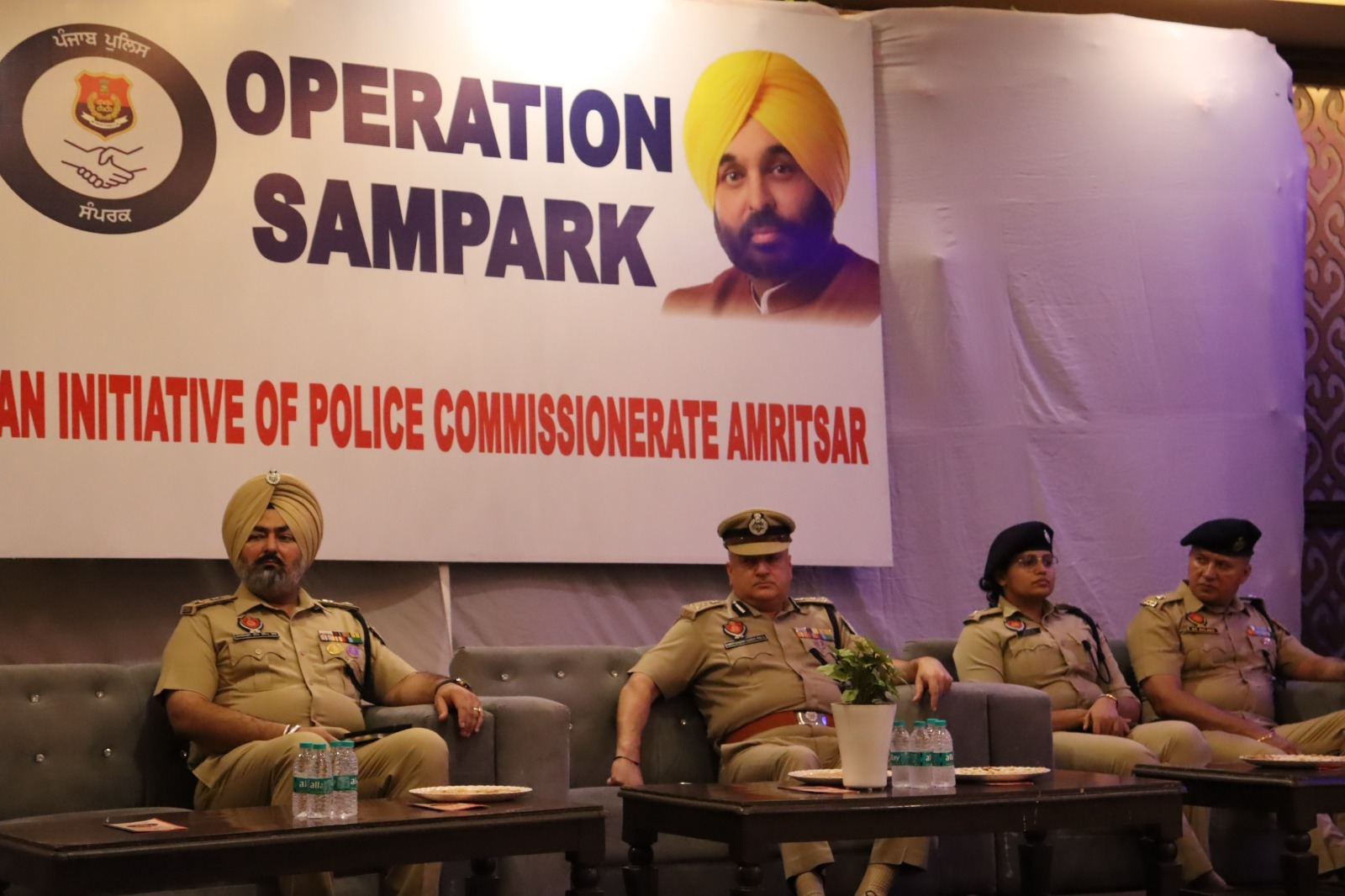 ਸੰਪਰਕ ਮੀਟਿੰਗ ਦੌਰਾਨ ਪੁਲਿਸ ਅਧਿਕਾਰੀਆਂ ਵੱਲੋਂ ਨਸ਼ਿਆਂ ਅਤੇ ਬਦਮਾਸ਼ਵਾਦ ਖ਼ਿਲਾਫ਼ ਲੋਕਾਂ ਨੂੰ ਇਕਜੁੱਟ ਹੋਣ ਦੀ ਅਪੀਲ