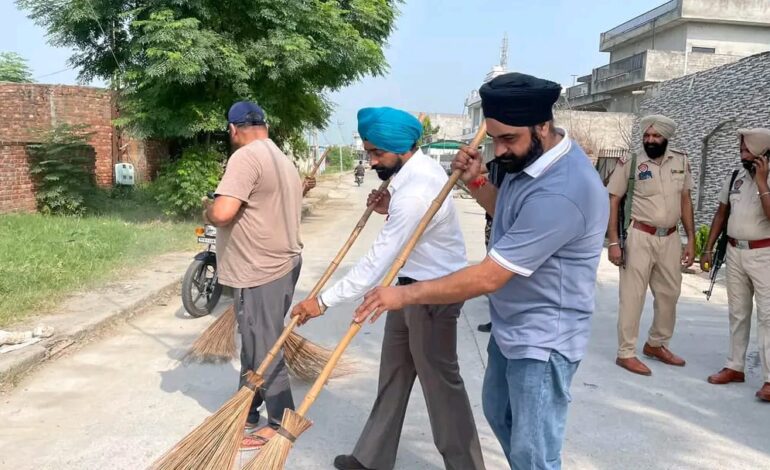 ਵਿਧਾਇਕ ਗੁਰਦੀਪ ਸਿੰਘ ਰੰਧਾਵਾ ਦੀ ਅਗਵਾਈ ਵਿੱਚ ‘ਮਿਸ਼ਨ ਕਲੀਨ ਮੁਹਿੰਮ’ ਜਾਰੀ