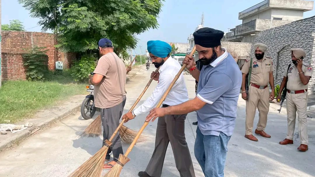 ਵਿਧਾਇਕ ਗੁਰਦੀਪ ਸਿੰਘ ਰੰਧਾਵਾ ਦੀ ਅਗਵਾਈ ਵਿੱਚ ‘ਮਿਸ਼ਨ ਕਲੀਨ ਮੁਹਿੰਮ’ ਜਾਰੀ