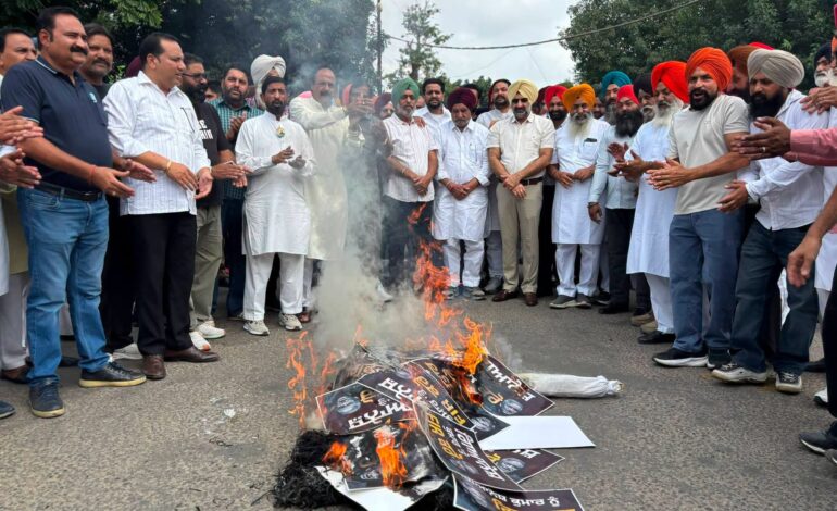 ਮੁੱਖ ਚੋਣ ਕਮਿਸ਼ਨਰ ਗਿਆਨੇਸ਼ ਕੁਮਾਰ ਖ਼ਿਲਾਫ਼ ਕਾਂਗਰਸ ਦਾ ਰੋਸ ਪ੍ਰਦਰਸ਼ਨ, ਜਹਾਜ਼ ਚੌਕ ‘ਚ ਫੂਕਿਆ ਪੁਤਲਾ
