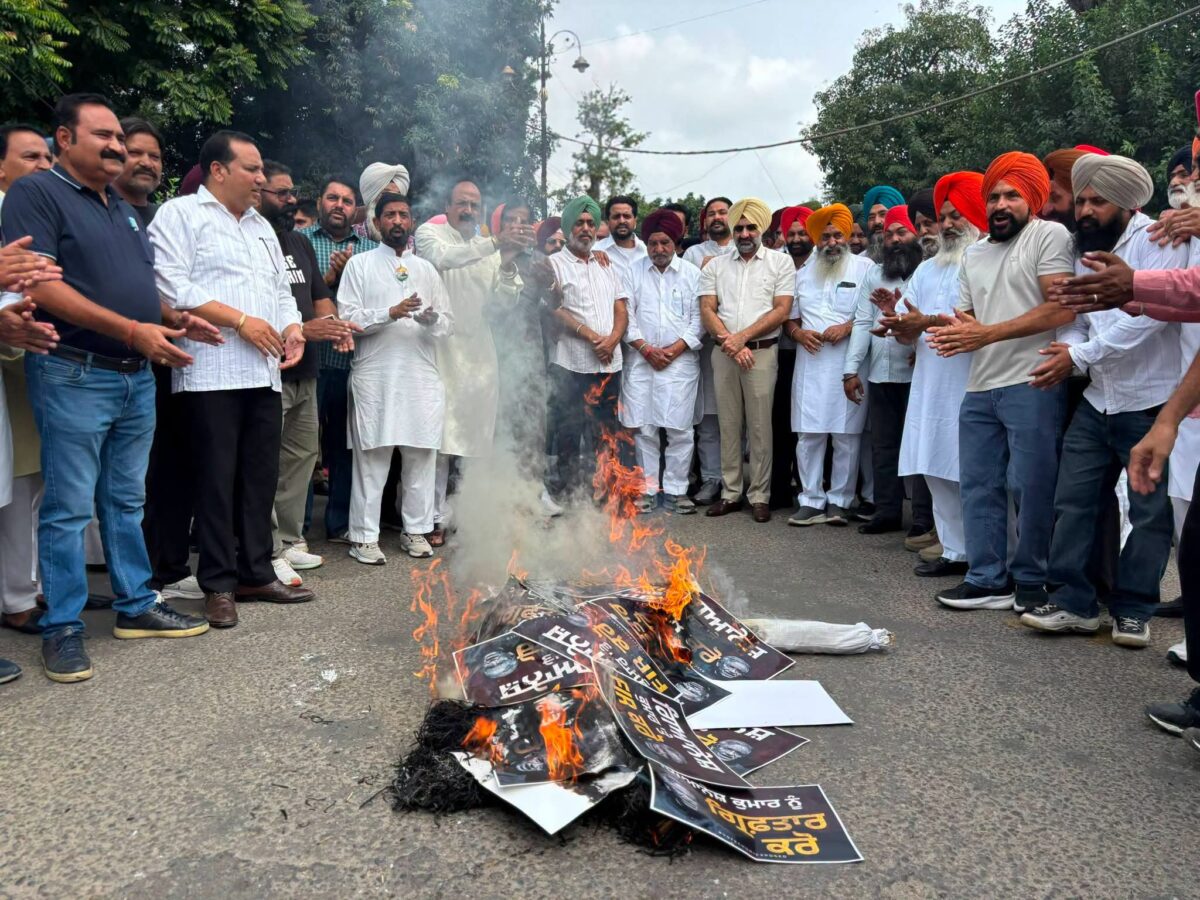 ਮੁੱਖ ਚੋਣ ਕਮਿਸ਼ਨਰ ਗਿਆਨੇਸ਼ ਕੁਮਾਰ ਖ਼ਿਲਾਫ਼ ਕਾਂਗਰਸ ਦਾ ਰੋਸ ਪ੍ਰਦਰਸ਼ਨ, ਜਹਾਜ਼ ਚੌਕ ‘ਚ ਫੂਕਿਆ ਪੁਤਲਾ