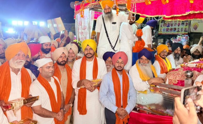 ਜ਼ਿਲ੍ਹਾ ਪ੍ਰਸ਼ਾਸਨ ਵਲੋਂ ਗੁਰਦੁਆਰਾ ਸ੍ਰੀ ਡੇਹਰਾ ਸਾਹਿਬ ਤੋਂ ਸਜਾਏ ਗਏ ਨਗਰ ਕੀਰਤਨ ਦਾ ਦਫਤਰ ਐੱਸ. ਐੱਸ।ਪੀ ਬਟਾਲਾ ਵਿਖੇ ਸ਼ਾਨਦਾਰ ਅਤੇ ਭਰਵਾਂ ਸਵਾਗਤ