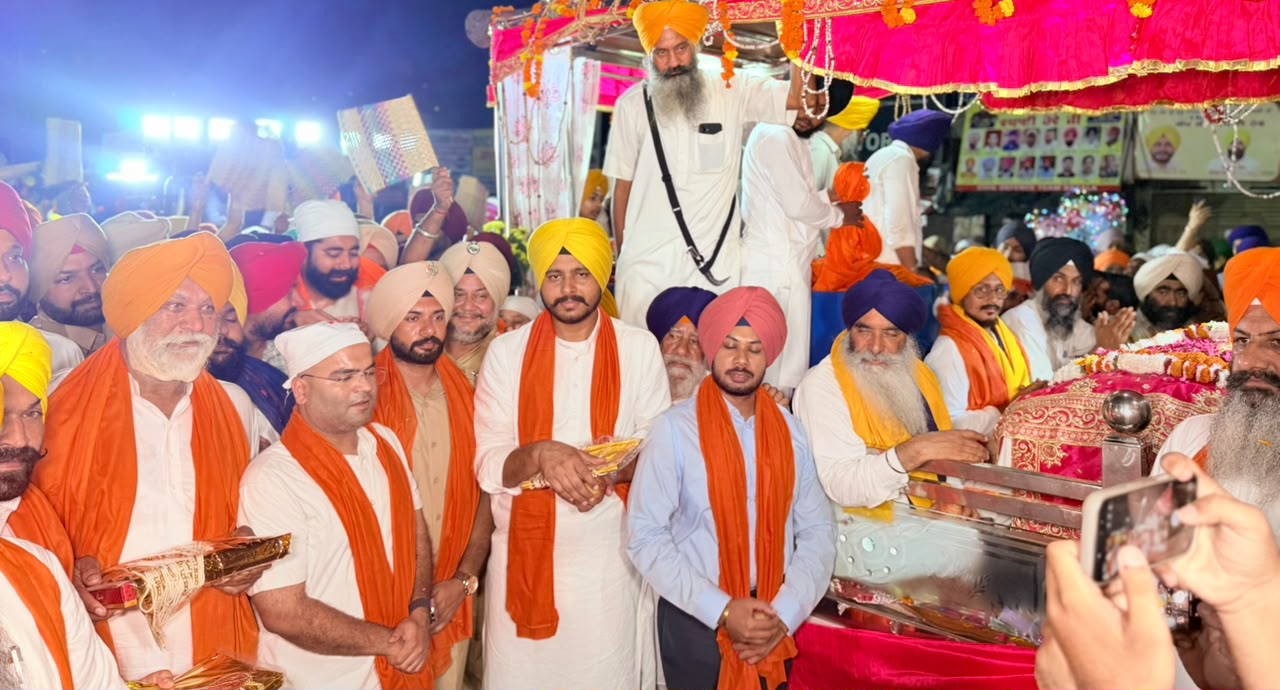 ਜ਼ਿਲ੍ਹਾ ਪ੍ਰਸ਼ਾਸਨ ਵਲੋਂ ਗੁਰਦੁਆਰਾ ਸ੍ਰੀ ਡੇਹਰਾ ਸਾਹਿਬ ਤੋਂ ਸਜਾਏ ਗਏ ਨਗਰ ਕੀਰਤਨ ਦਾ ਦਫਤਰ ਐੱਸ. ਐੱਸ।ਪੀ ਬਟਾਲਾ ਵਿਖੇ ਸ਼ਾਨਦਾਰ ਅਤੇ ਭਰਵਾਂ ਸਵਾਗਤ