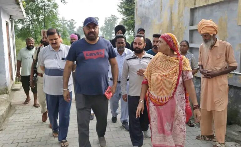 ਵਿਧਾਇਕ ਗੁਰਦੀਪ ਸਿੰਘ ਰੰਧਾਵਾ ਨੇ ਸਫਾਈ ਵਿੱਚ ਖੁਦ ਕੀਤਾ ਸਹਿਯੋਗ