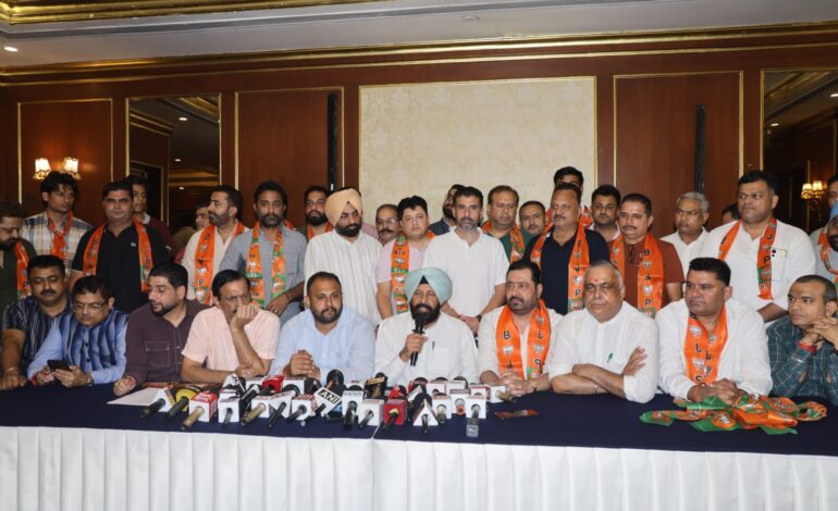 ਜਲੰਧਰ ‘ਚ ‘ਆਪ’ ਨੂੰ ਵੱਡਾ ਝਟਕਾ: PSIEC ਦੇ ਉਪ ਚੇਅਰਮੈਨ ਤੇ ਸਾਬਕਾ ਹਲਕਾ ਇੰਚਾਰਜ ਦਿਨੇਸ਼ ਢੱਲ ਸਾਥੀਆਂ ਸਮੇਤ ਭਾਜਪਾ ‘ਚ ਸ਼ਾਮਲ