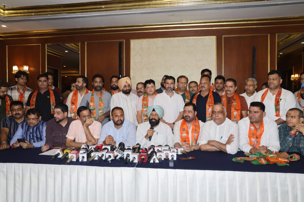 ਜਲੰਧਰ ‘ਚ ‘ਆਪ’ ਨੂੰ ਵੱਡਾ ਝਟਕਾ: PSIEC ਦੇ ਉਪ ਚੇਅਰਮੈਨ ਤੇ ਸਾਬਕਾ ਹਲਕਾ ਇੰਚਾਰਜ ਦਿਨੇਸ਼ ਢੱਲ ਸਾਥੀਆਂ ਸਮੇਤ ਭਾਜਪਾ ‘ਚ ਸ਼ਾਮਲ
