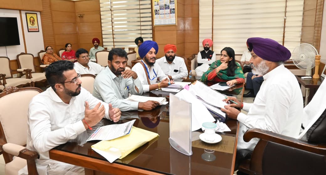 ਵਿੱਤ ਮੰਤਰੀ ਹਰਪਾਲ ਸਿੰਘ ਚੀਮਾ ਵੱਲੋਂ ਮੁਲਾਜ਼ਮ ਯੂਨੀਅਨਾਂ ਨਾਲ ਮੀਟਿੰਗਾਂ; ਅਧਿਕਾਰੀਆਂ ਨੂੰ ਜਾਇਜ਼ ਮੰਗਾਂ ਦੇ ਨਿਪਟਾਰੇ ਵਿੱਚ ਤੇਜ਼ੀ ਲਿਆਉਣ ਦੇ ਨਿਰਦੇਸ਼ ਦਿੱਤੇ