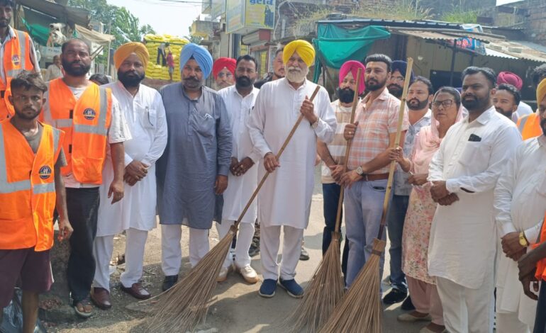 ਬਲਵਿੰਦਰ ਸਿੰਘ ਲਾਡੀ ਨੇ ਸ੍ਰੀ ਹਰਗੋਬਿੰਦਪੁਰ ਸਾਹਿਬ ਸ਼ਹਿਰ ਵਿੱਚ ‘ਮਿਸ਼ਨ ਕਲੀਨ ਪੰਜਾਬ’ ਤਹਿਤ ਸੰਭਾਲੀ ਖੁਦ ਕਮਾਨ-ਸਫਾਈ ਕਰਮਚਾਰੀਆਂ ਨਾਲ ਮਿਲਕੇ ਕੀਤੀ ਸਫ਼ਾਈ