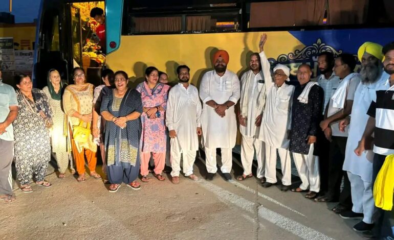 ਵਿਧਾਇਕ ਗੁਰਦੀਪ ਸਿੰਘ ਰੰਧਾਵਾ ਨੇ ਮੁੱਖ ਮੰਤਰੀ ਤੀਰਥ ਯਾਤਰਾ ਯੋਜਨਾ ਤਹਿਤ ਮਥੁਰਾ-ਵ੍ਰਿੰਦਾਵਨ ਧਾਮ ਦੇ ਦਰਸ਼ਨਾਂ ਲਈ ਬੱਸ ਰਵਾਨਾ ਕੀਤੀ